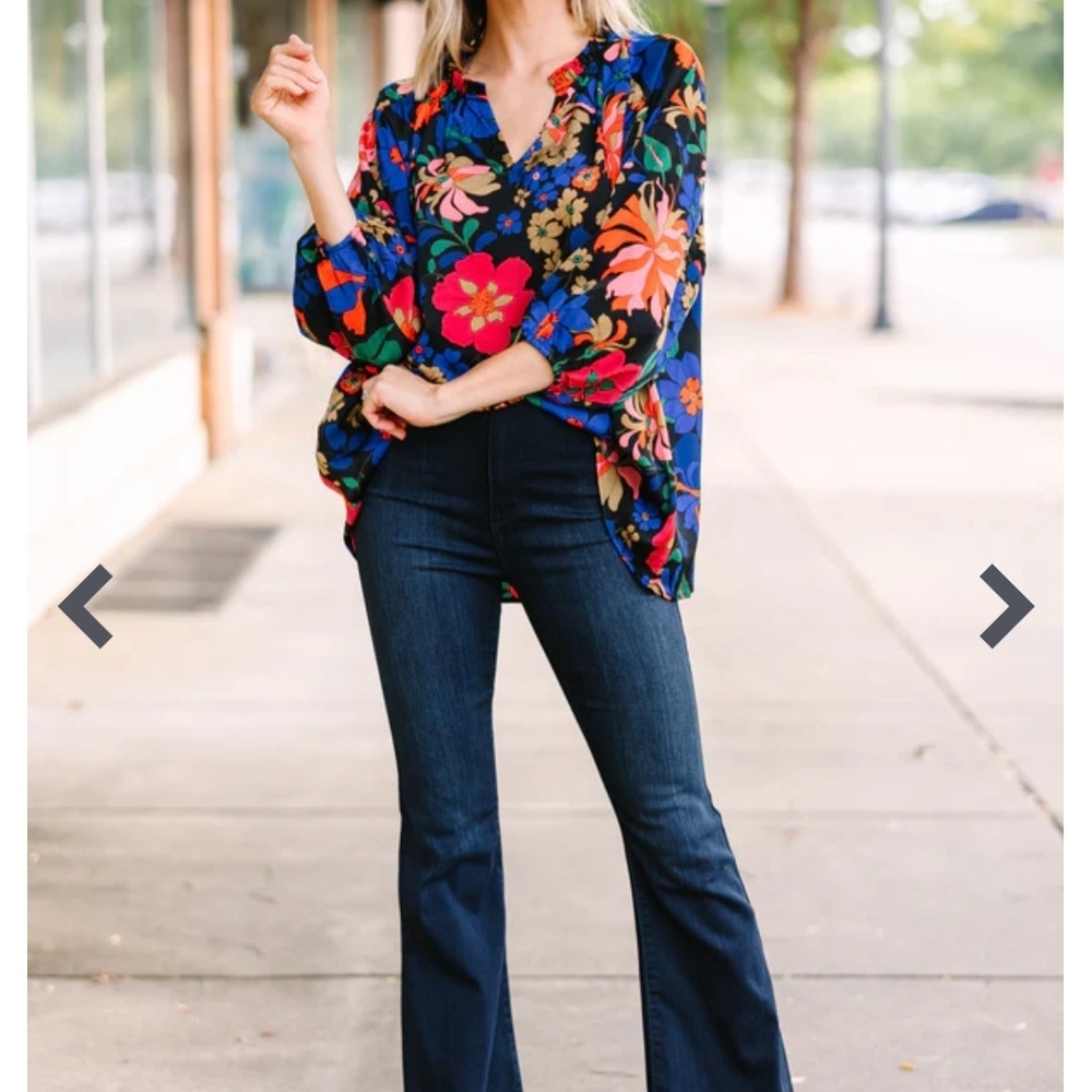 NWT Red Raccoon Sz 2x Vibrant Floral, Flowy, Ruffle Neckline